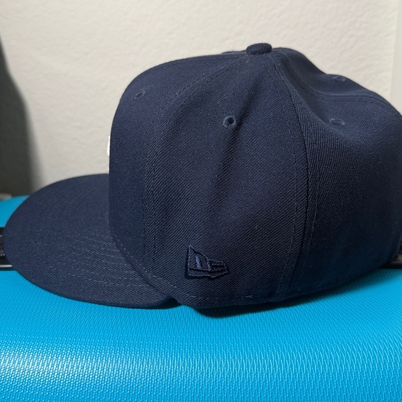 Navy Blue and Cream Los Angeles Dodgers 59Fifty Fitted Cap Size 7 3/8 - Picture 4 of 6